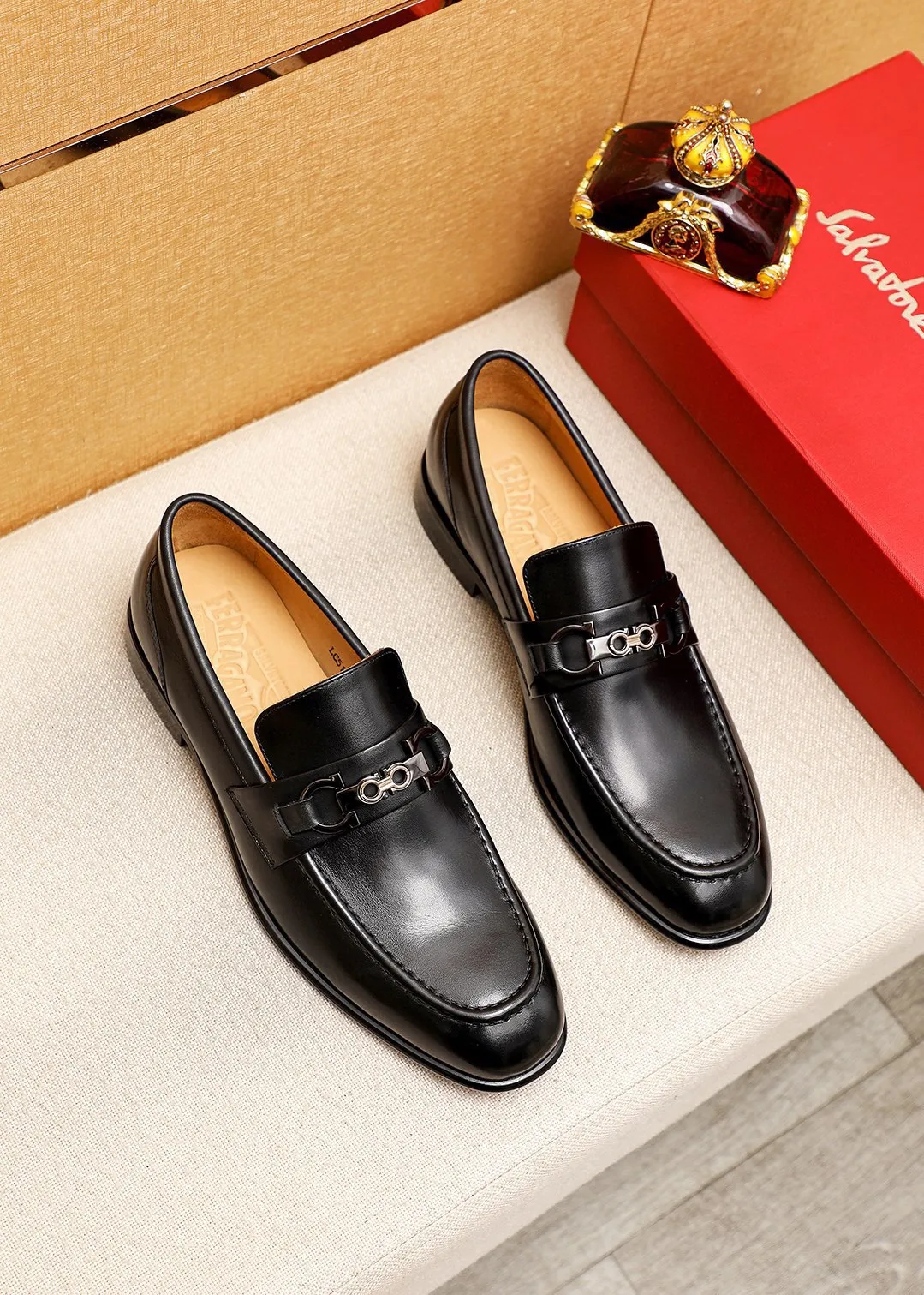 Men's shoes 💰462 💐 Product trademark: Ferragamo "Ferragamo" casual leather shoes Regular size: 38-44 (45.46.47🉑️Customized) Product materials: Selected imported calfskin upper + classic hardware buckle, imported water-dyed cow leather lining. Strong three-dimensional visual effect, original outsole color: 1⃣️color optional